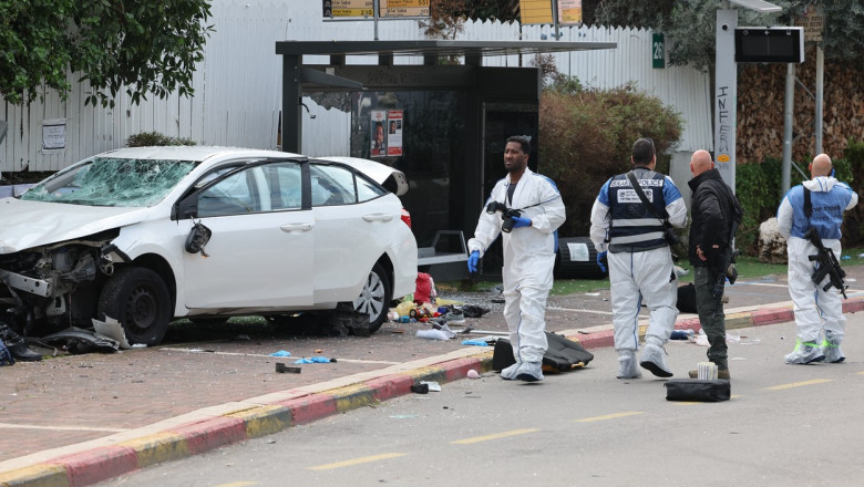 VIDEO Atac terorist in Israel. Doi palestinieni au furat masini si au lovit cu ele pietonii. Un mort si 17 raniti Imagine