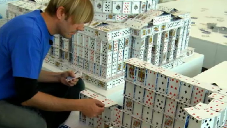 VIDEO. Ateneul si Palatul Parlamentului, construite din carti de joc Imagine