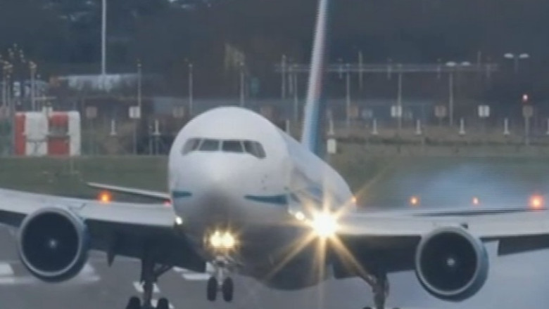 VIDEO. Aterizare periculoasa in Marea Britanie din cauza vantului puternic Imagine