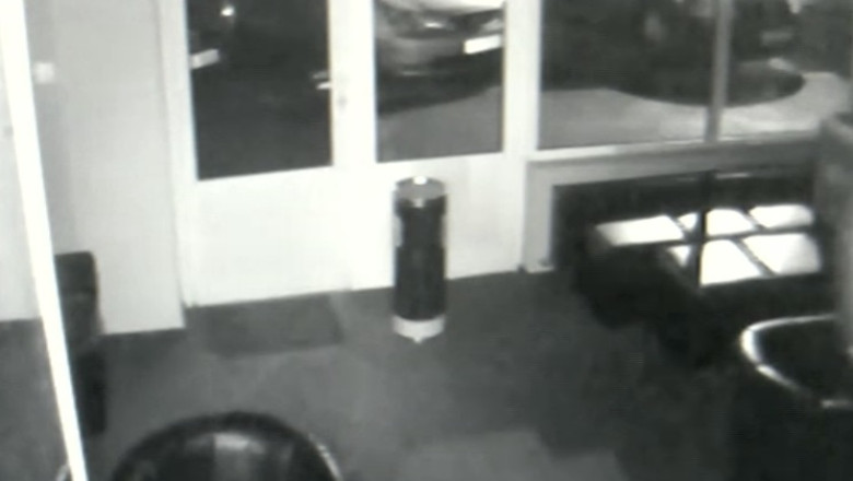 VIDEO. Au imbracat costume de criminalisti si au spart un bar Imagine