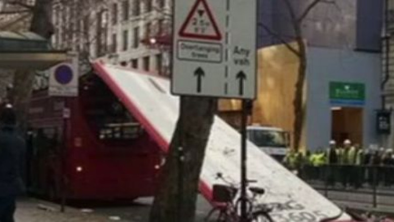 VIDEO. Autobuz cu etaj ramas fara plafon, la Londra. Patru persoane au fost ranite Imagine
