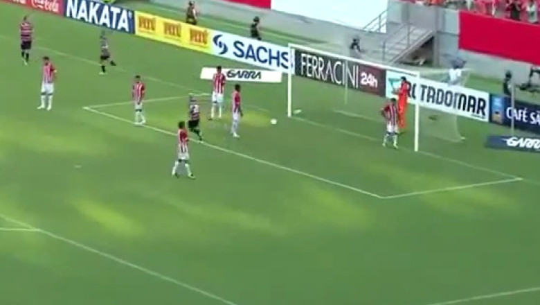VIDEO. Autogolul anului. Un fotbalist a marcat in propria poarta din doua incercari. Prima data a lovit bara Imagine