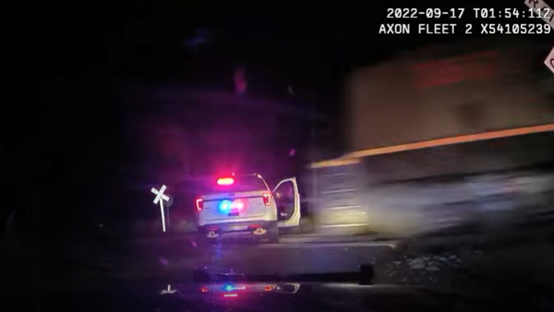 VIDEO. Autospeciala uitata de politisti pe calea ferata, lovita in plin de tren. O tanara de 20 de ani se afla pe bancheta din spate Imagine
