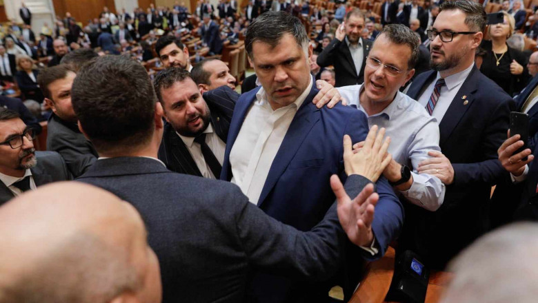 VIDEO Avalansa de agresiuni in Parlament. Tanasa de la AUR si Ghita de la PSD s-au dus sa caute rost de bataie in grupul UDMR Imagine
