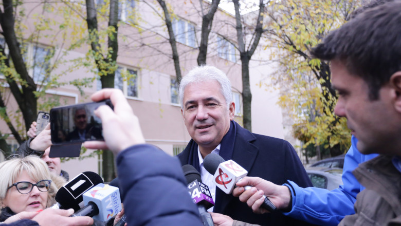 VIDEO Averea confiscata din bagajul „pensionarului” Adriean Videanu. Imagini cu bijuteriile de 650.000 de euro Imagine