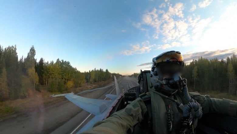 VIDEO. Avioanele de lupta finlandeze exerseaza decolarile si aterizarile in caz de razboi pe o autostrada inchisa Imagine