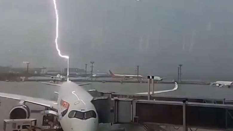 VIDEO Avion lovit de trasnete in timpul imbarcarii pasagerilor. Ce s-a intamplat Imagine