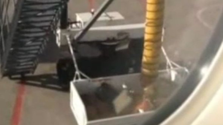 VIDEO. Bagaje de avion descarcate de la sase metri inaltime Imagine