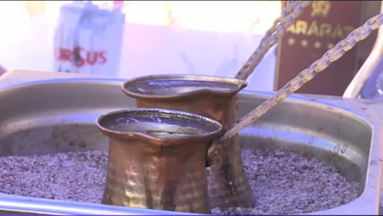 VIDEO. Bataie cu apa, cafea la nisip si suc de rodie la Festivalul Armenesc Imagine