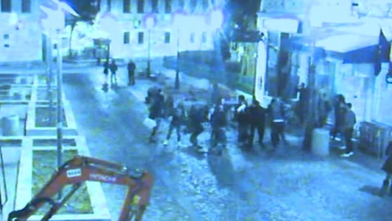 VIDEO. Bataie in centrul Capitalei, in fata unei sectii de politie Imagine
