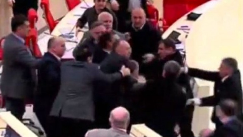 VIDEO. Bataie in Parlamentul georgian, din cauza situatiei din Ucraina Imagine