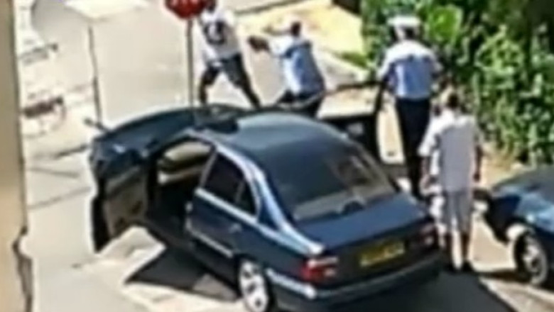 VIDEO. Bataie intre un sofer si doi politisti locali, la Craiova Imagine