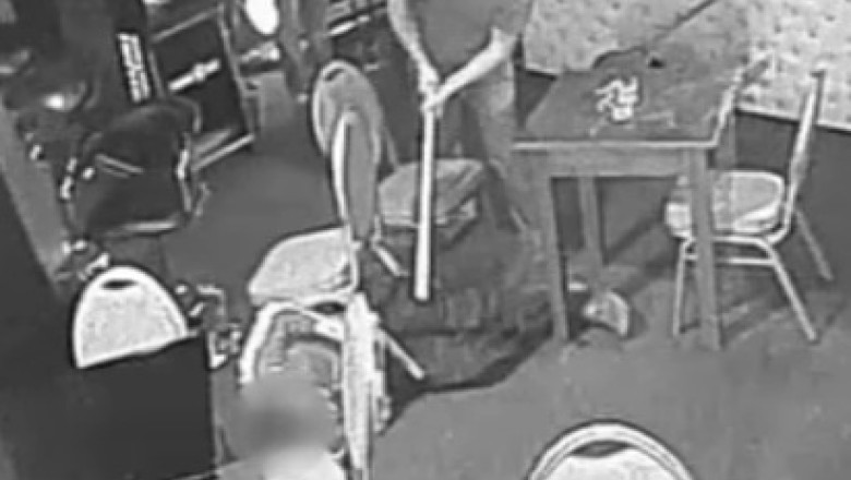 VIDEO. Batut in bar cu bata de baseball Imagine