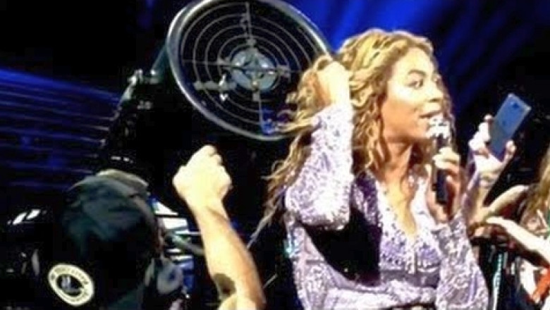 VIDEO Beyonce, la un pas de un accident pe scena: Parul cantaretei s-a prins in elicele unui ventilator Imagine