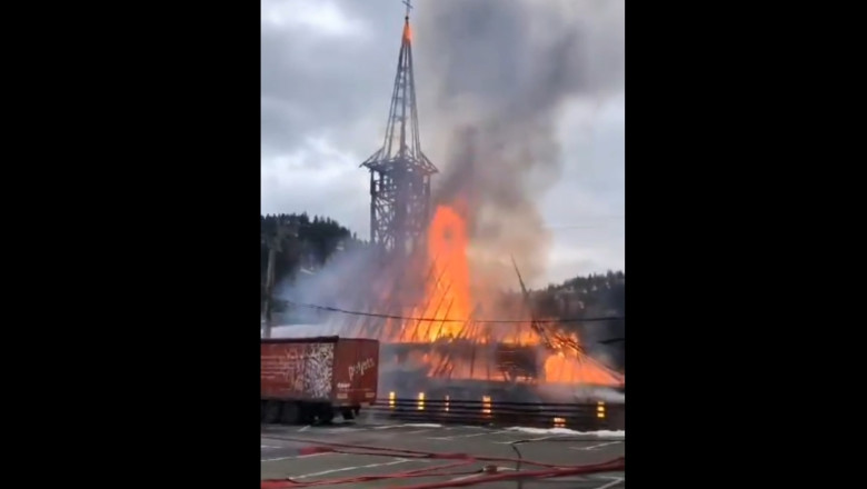 VIDEO Biserica de lemn din Borsa arde aproape in totalitate Imagine