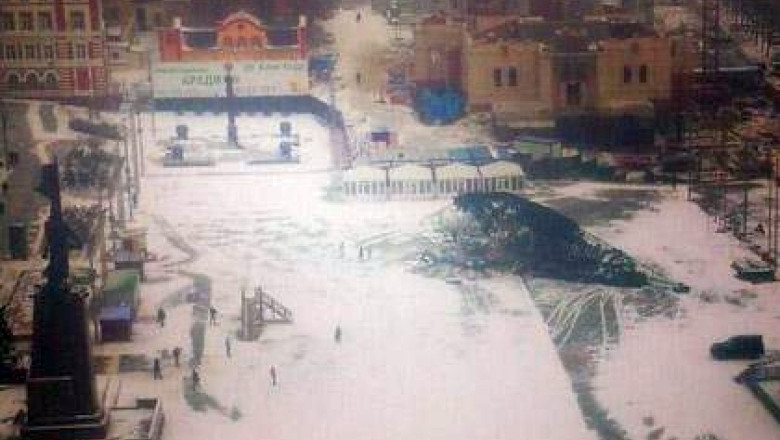 VIDEO Bradul oficial de Craciun din Vladivostok se prabuseste chiar in timpul instalarii Imagine