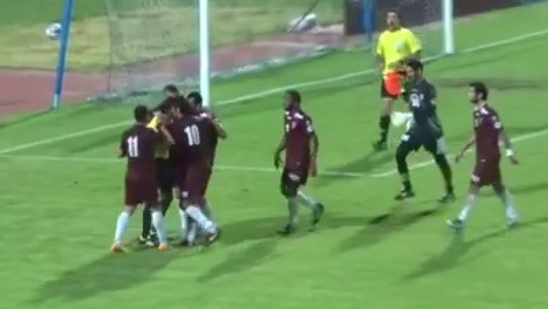 VIDEO. Bruscat de jucatori, un arbitru din Kuweit a ripostat si l-a lovit pe unul din ei Imagine