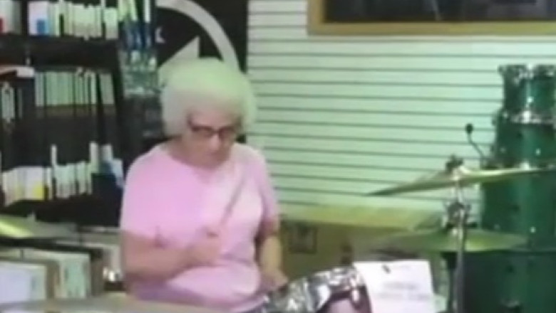 VIDEO. Bunica-tobosar, vedeta pe internet Imagine