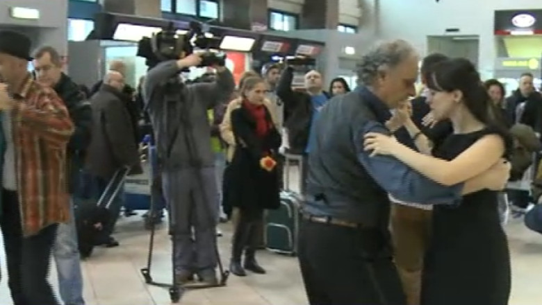 VIDEO. Cadou inedit de 8 martie pe Aeroportul Otopeni Imagine