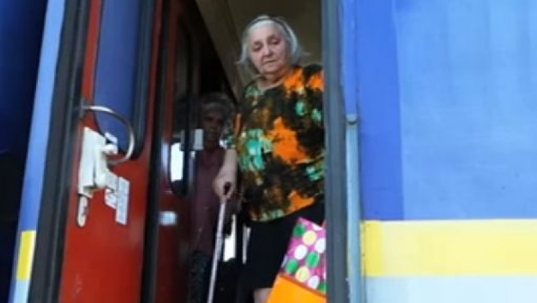 VIDEO. Calatorii trenului Mangalia-Timisoara s-au chinuit sa coboare dintr-o garnitura mai lunga decat peronul Imagine