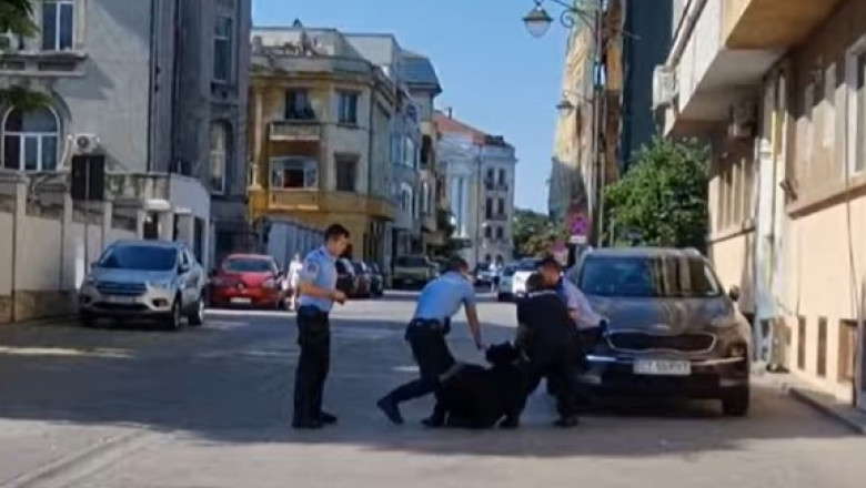 VIDEO Calugar imobilizat de politisti, dupa ce a iscat un scandal langa Catedrala Arhiepiscopala din Constanta Imagine