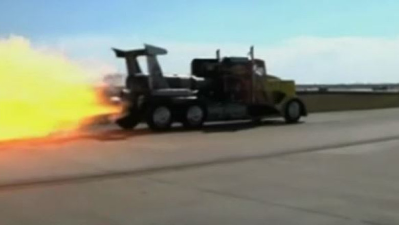 VIDEO. Camionul cu reactie care atinge 500 km/h Imagine