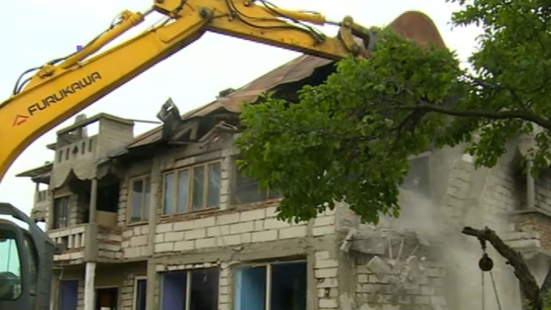 VIDEO. Casa construita ilegal, demolata la Craiova Imagine