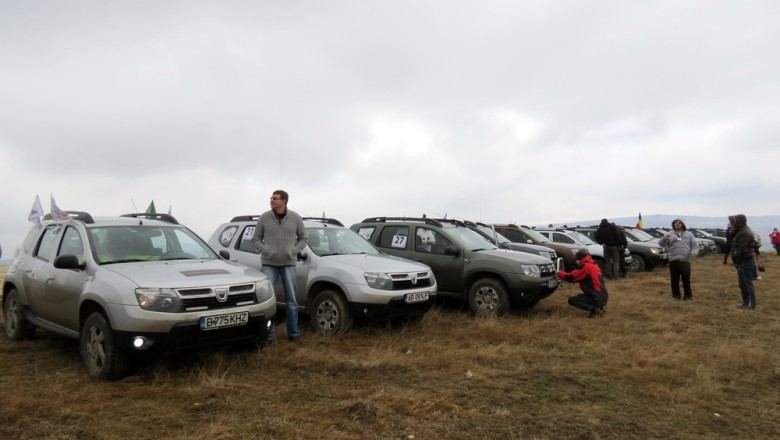 VIDEO Ce fac Daciile Duster cand se intalnesc Imagine