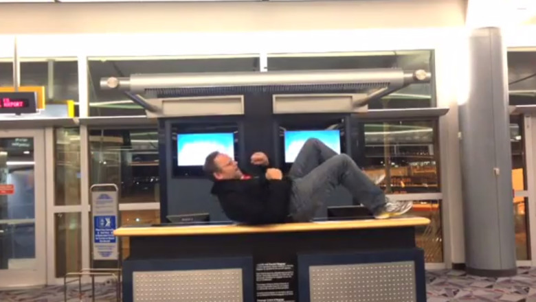 VIDEO. Ce faci cand ramai singur in aeroport? Imagine