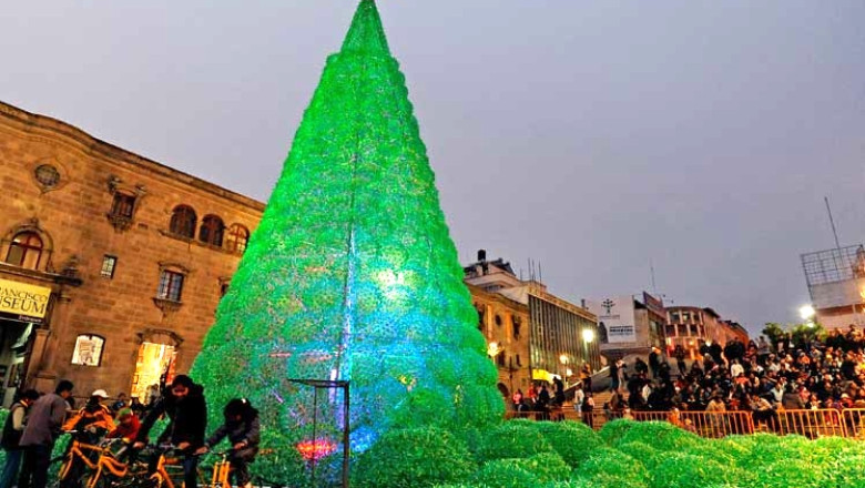 VIDEO Cel mai ecologic brad de Craciun e in Bolivia: Construit din 50.000 de sticle de plastic si cu instalatie alimentata prin pedalatul la patru biciclete Imagine