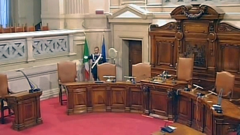 VIDEO Cel putin un carabinier relaxat la procesul lui Silvio Berlusconi: Omul legii face miscari de dans in sala de judecata Imagine