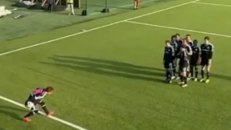 VIDEO. Celebrare inedita a unui gol: si-a daramat colegii ca pe popice Imagine