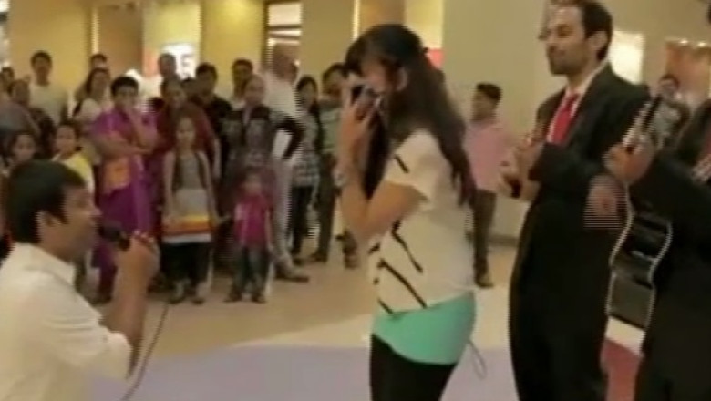 VIDEO. Cerere in casatorie cu ghinion: Pretendentul a fost lovit cu un instrument muzical Imagine