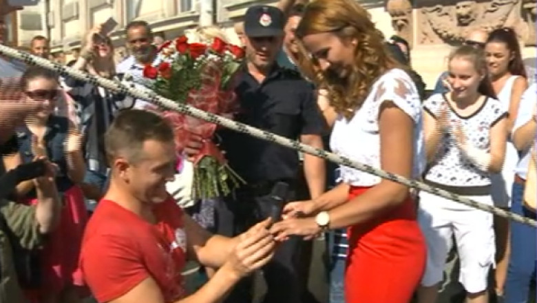 VIDEO. Cerere in casatorie in timpul unui exercitiu al pompierilor Imagine