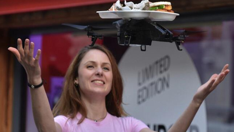 VIDEO „Chelnerul zburator”: O mini-drona livreaza comenzile intr-un restaurant din Londra Imagine
