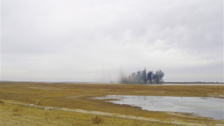 VIDEO Chinezii sparg gheata cu bombe. Trei avioane au bombardat Raul Galben Imagine