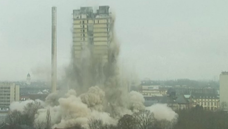 VIDEO. Cladire de 116 metri demolata in 10 secunde Imagine