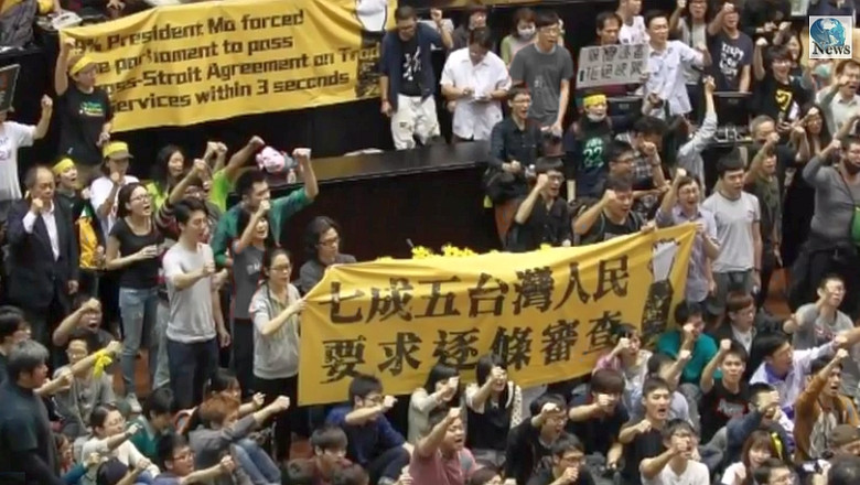 VIDEO Cladirea Parlamentului din Taiwan, ocupata de studenti. Tinerii protesteaza fata de un acord comercial semnat cu China Imagine
