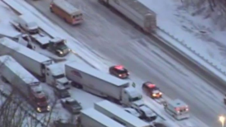 VIDEO. Coliziune in lant in SUA. Trei oameni au murit, dupa ce 30 de vehicule s-au ciocnit, din cauza ninsorii Imagine