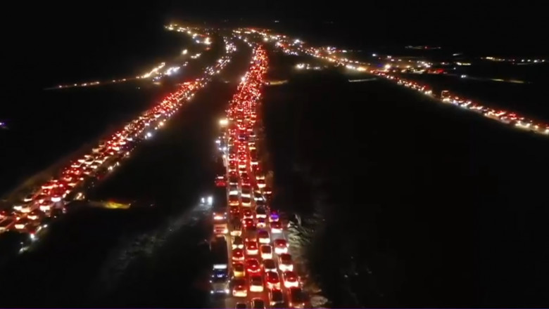 VIDEO Coloane de masini au ocupat drumurile spre Damasc. Sirienii care au scapat de regimul Assad se intorc in capitala Imagine