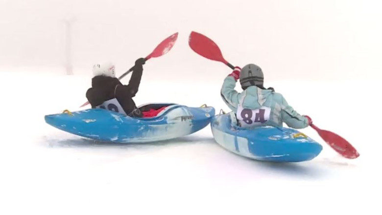 VIDEO. Competitie de caiac pe zapada, la Voineasa Imagine