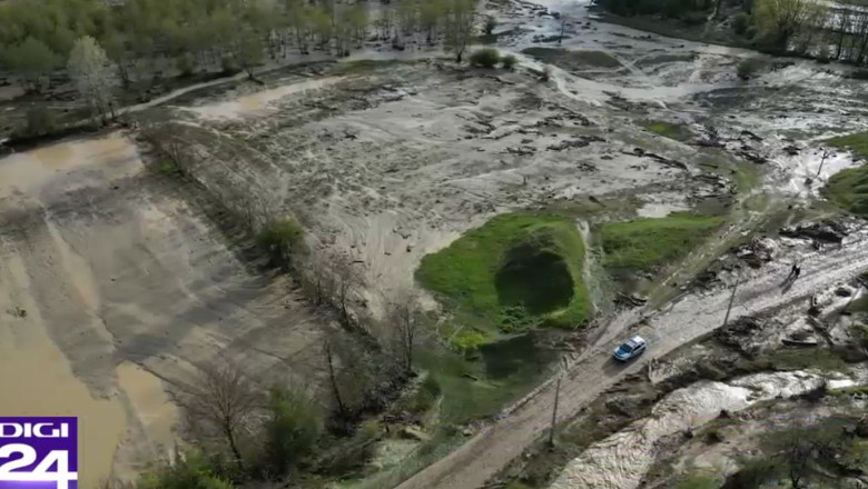 VIDEO Comuna inundata dupa o ploaie torentiala: „S-a auzit un huruit foarte puternic si dupa a venit apa” Imagine