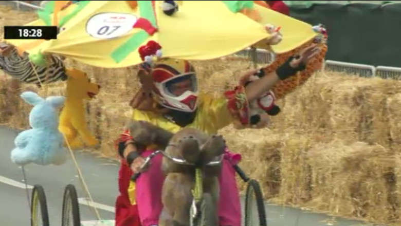 VIDEO. Concursul atelajelor ciudate. De la cada pe roti la Militie Imagine