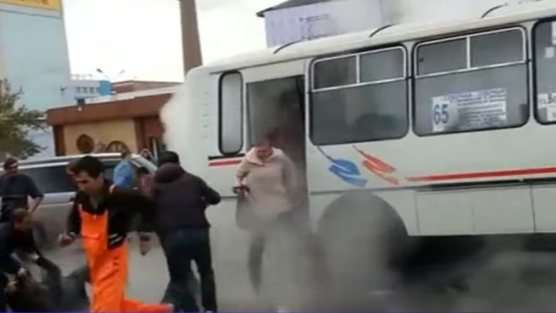 VIDEO. Conducta de apa fierbinte, sparta sub un autobuz Imagine