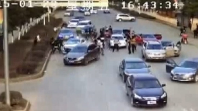 VIDEO. Confruntare armata intr-un oras din China Imagine