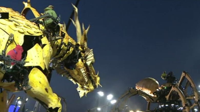 VIDEO. Confruntarea robotilor. Un dragon si un paianjen au facut spectacol la Beijing Imagine