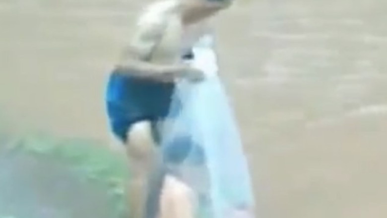 VIDEO. Copii trecuti peste un rau in saci de plastic Imagine