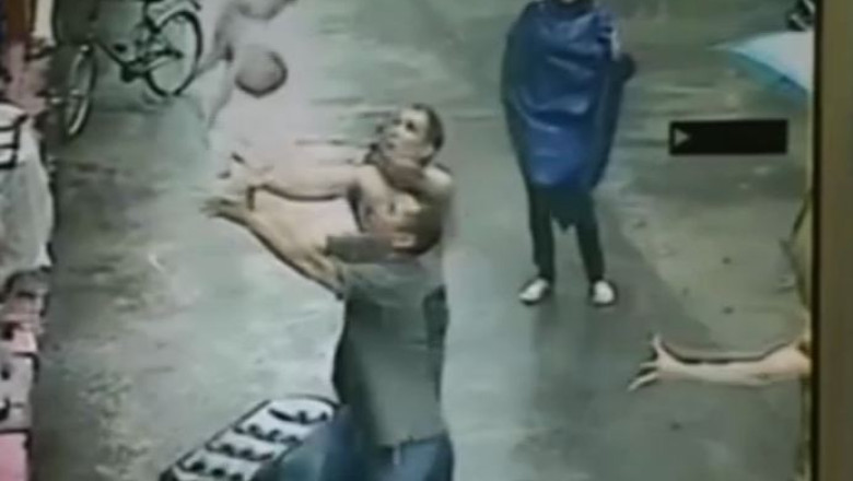 VIDEO. Copil salvat de la moarte sigura, dupa ce a cazut de la etaj Imagine
