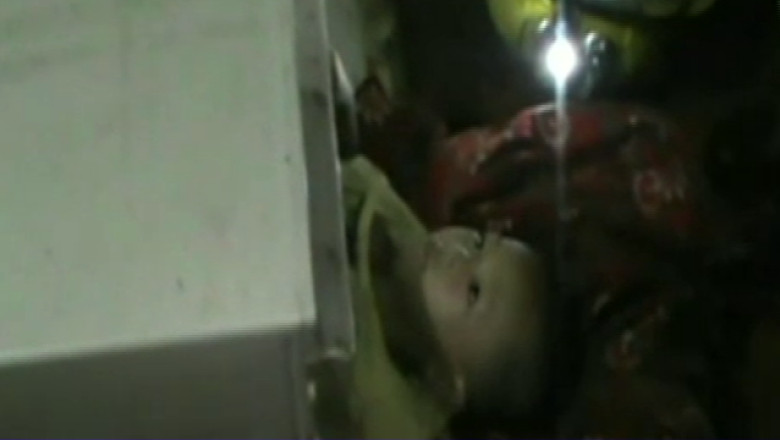 VIDEO. Copil salvat dupa ce a ramas blocat intr-o masina de spalat Imagine