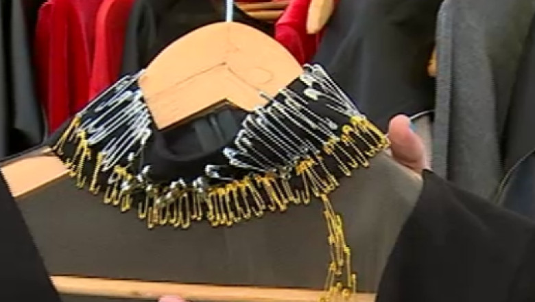 VIDEO. Creatiile unor designeri nonconformisti: de la materiale arse la accesorii din ace de siguranta Imagine